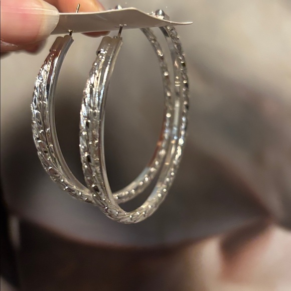 Elegant big Silver Hoop Earrings - Picture 4 of 5